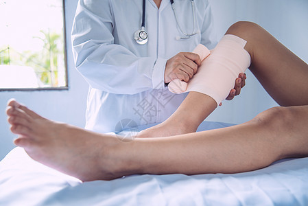 医生正在治疗腿部受伤的病人替代品按摩药品膝盖骨科宽慰医院男人疼痛诊所图片