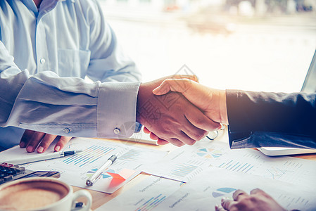 合资企业商务人士在良好管理者之后相互握握手商业投资团队手势职员合作贸易办公室力量合同图片