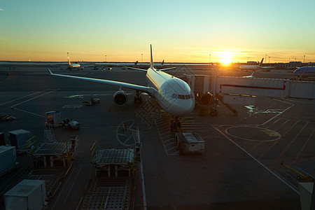 日落时 飞机在机场停靠图片