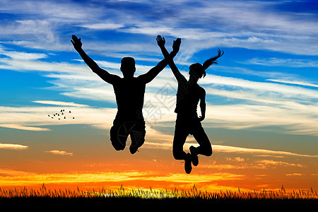 日落时快乐的情侣跳跃背景图片