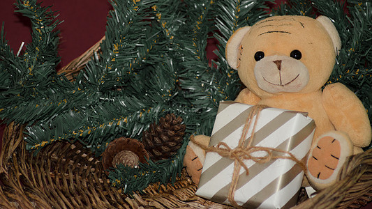 带有泰迪熊和礼品盒的明信片设计假期庆典动物帽子卡片婴儿季节问候语展示礼物图片