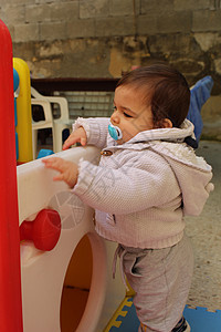 婴儿男孩玩塑料屋滑板给幼儿看女孩乐趣喜悦公园游戏幼儿园孩子闲暇孩子们操场图片