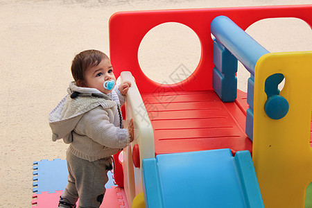 婴儿男孩玩塑料屋滑板给幼儿看童年幼儿园女孩游戏活动公园孩子们喜悦运动男生图片