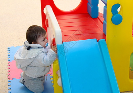 婴儿男孩玩塑料屋滑板给幼儿看游戏幼儿园运动娱乐喜悦操场活动公园乐趣孩子图片
