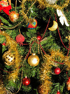 圣诞树上的圣诞装饰品微光庆典饰品装饰丝带金子季节礼物绿色松树图片