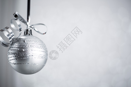 带丝带的银色圣诞球季节卷曲庆典风格流光新年玩具背景假期卡片图片