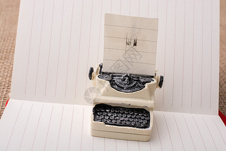 纸面重交的小型打字机模型白色技术模拟图片