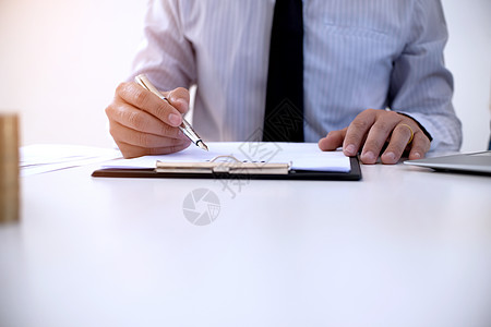 商业界人士签署与房地产交易的合约 签订合同男人钥匙保险男性抵押银行家庭贷款夫妻服务图片