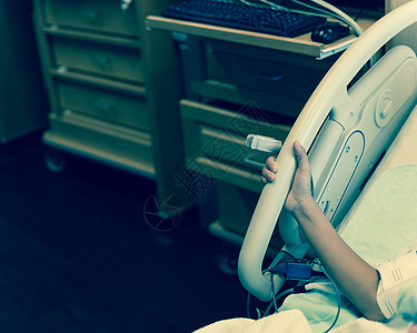带脉冲血氧计鳍的亚洲女性近身手医院妇科医生药品医生母亲诊所产科治疗心脏病学机器图片