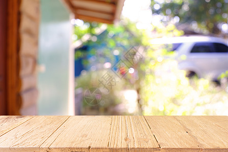 空木制桌 在抽象模糊的CO背景前木板剪辑木头厨房乡村展示餐厅咖啡店花园桌子图片