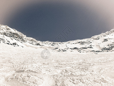 冬季阿尔卑斯山雪堆滑雪松树晴天木头村庄蓝色小木屋树木假期图片