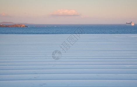 白色的木板落日的天空 硒剪辑海岸桌子假期码头甲板太阳日落蓝色晴天图片