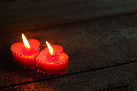 心形蜡烛燃烧假期红色桌子庆典婚礼棕色夫妻木头火焰烧伤图片