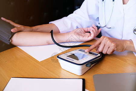 检查病人动脉血压的医生 保健护理专家治疗测量脉冲男人测试低血压药品监视器高血压图片