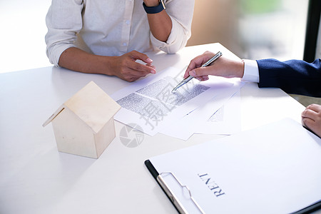 商业界人士签署与房地产交易的合约 签订合同贷款合同住宅顾客住房抵押保险代理人信用银行图片