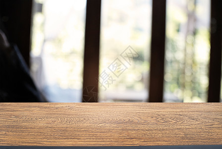 空木制桌 在抽象模糊的CO背景前房间木头桌子展示餐厅花园木板咖啡店乡村店铺图片