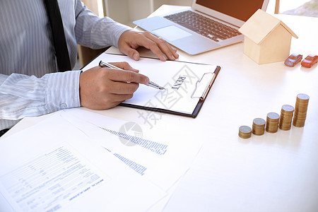 商业界人士签署与房地产交易的合约 签订合同银行贷款抵押顾客夫妻顾问协议市场投资钥匙图片