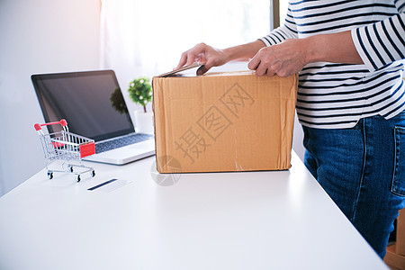 妇女在家庭在线订货店准备包装交货箱纸板女士女性人士笔记本电脑店铺电子商务命令中小企业图片