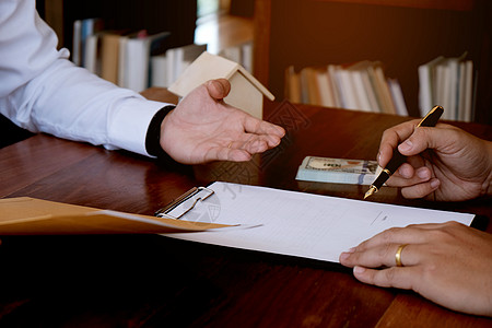 商业界人士签署与房地产交易的合约 签订合同银行家庭顾客金融投资住宅夫妻抵押代理人保险图片