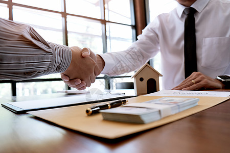 商业界人士签署与房地产交易的合约 签订合同住房房子合同安全金融协议抵押市场男人保险图片