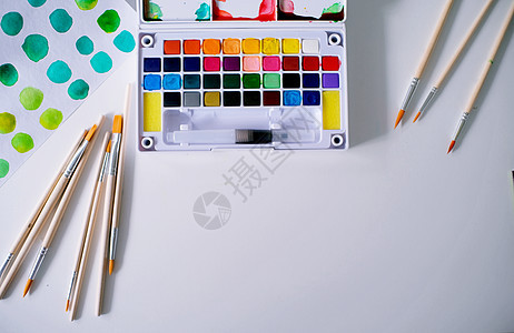 具有艺术性的水彩颜料和刷子工作场所艺术家工作室调色板铅笔教育补给品学校工艺绘画工具创造力图片