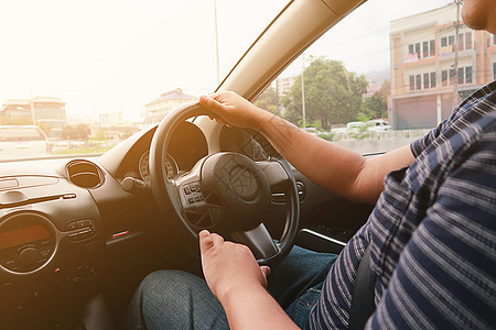 双手驾着方向盘驾驶的男子有选择地关注方向盘司机男人旅行控制技术车辆证书执照运动成人图片