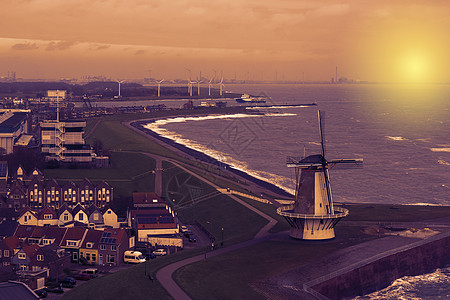 弗利辛根风车的美丽日落 荷兰泽兰一个受欢迎的小镇的城市天际线图片
