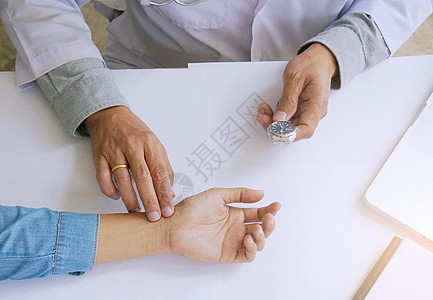 检查女性患者心跳脉搏的医生 C 卫生保健c手腕职业药品男性女士病人手指疾病韵律治疗图片