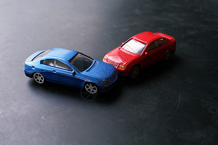 玩具汽车撞车事故 模拟红色和蓝色车辆粉碎运输街道交通卡车安全保险杠车轮发动机速度图片