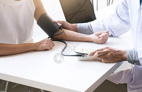 检查老妇病人动脉血压的医生 治疗专家压力低血压卫生医院高血压老年脉冲工具保健图片