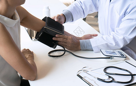 检查老妇病人动脉血压的医生 治疗女士仪表压力制药脉冲测量心脏病卫生医院护士图片