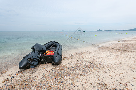 在沙滩上封锁救援船假期蓝色引擎车辆运输技术海洋驳船海岸天空图片