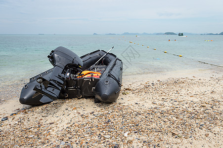 在沙滩上封锁救援船引擎旅行驳船技术车辆天空运输海岸发动机救助艇图片