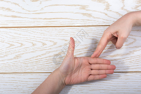 手作石头 纸张 剪刀在木制背景上的手动手臂收藏白色手指手势信号木头岩石拳头女性图片