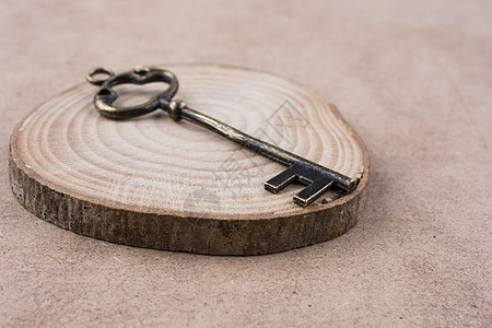 木块上的键财产金属古董钥匙秘密房子商业安全图片