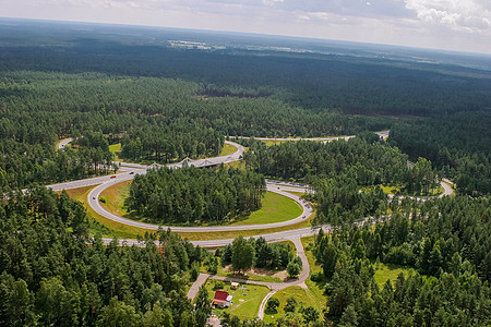 拉脱维亚公路的空中观察景观建筑学视野运输汽车国家运动场地木头首都图片