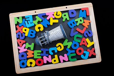 由木制的彩色字母学习拼写孩子教育学指导训练幼儿园教育智商商业图片