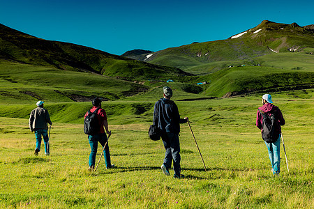 在阿尔特文高原行走的背背包和徒步登山者两极运动远足者草地高地季节草原男人旅行团体图片