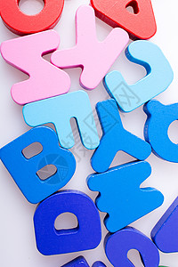 五颜六色的字母块随机散落在惠特学校字体语法游戏童年语言打字机拼写知识教育图片