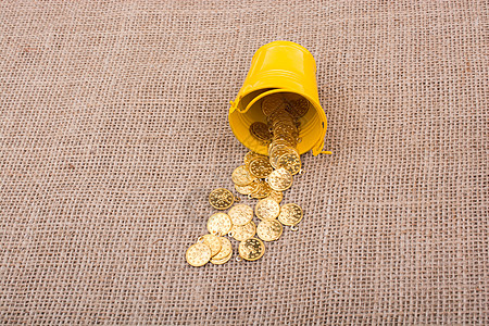 帆布上装着罐子和假金硬币现金经济金融概念财富银行业宝藏商业金子金币图片