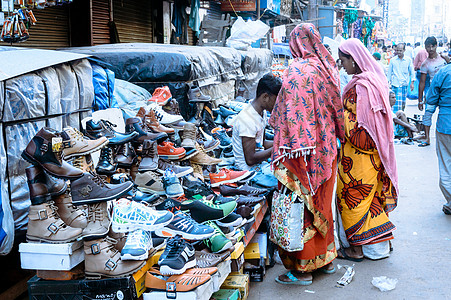 2017年5月 印度加尔各答的Burrabazar 销售商在街头市场出售鞋子 Burrabazar(Bara Bazaar)是时图片