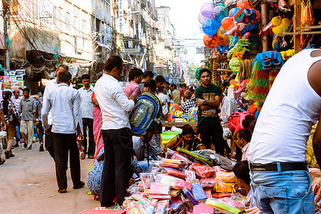 夏季上新新品2017年5月 印度加尔各答的Burrabazar 卖方在街头市场销售塑料制品 Burrabazar(Bara Bazaar)是背景