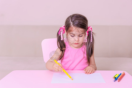 用彩色铅笔绘画可爱女孩的肖像创造力艺术活动地面教育孩子椅子乐趣桌子蜡笔图片