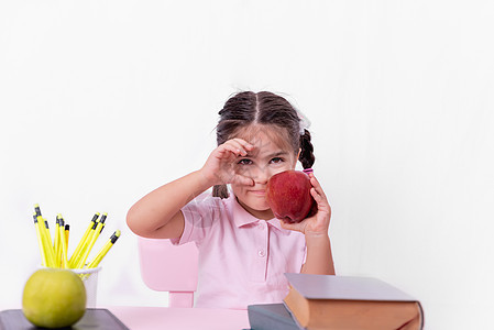 穿着校服的可爱快乐小女孩的肖像头发微笑孩子幼儿园学校瞳孔铅笔知识白色女孩图片