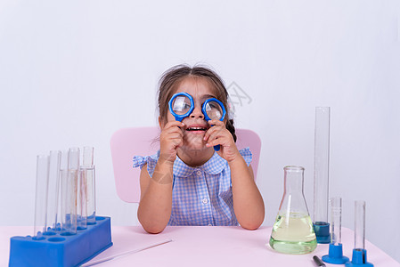 穿着校服的可爱小女孩肖像管子教育化学实验室眼睛玻璃白色烧瓶儿童化学品图片