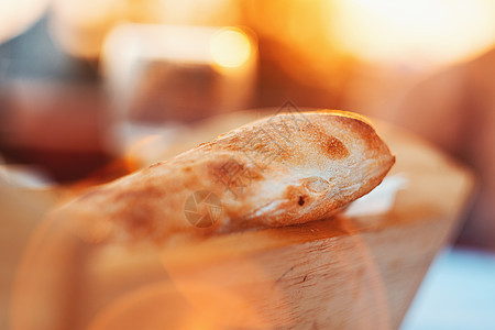 日落后特写时木子篮子里的 Oven Baked自制传统面包图片