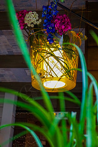在咖啡馆装饰鲜花蓝色椅子风格家具花瓶塑料花束桌子花瓣咖啡店图片