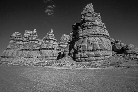 韦恩县24号公路的奇异岩层环境旅游沉淀假期顶峰地质学远景岩石沙漠丘陵图片