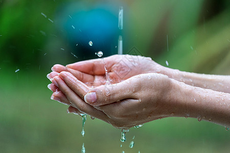 淋雨时紧紧湿女性的手瀑布环境淋浴溪流女士棕榈手指飞溅液体图片