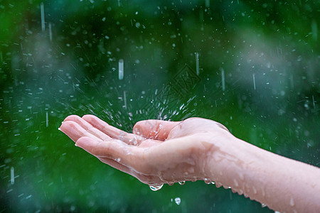 淋雨时紧紧湿女性的手女士棕榈飞溅淋浴液体溪流手指瀑布环境图片